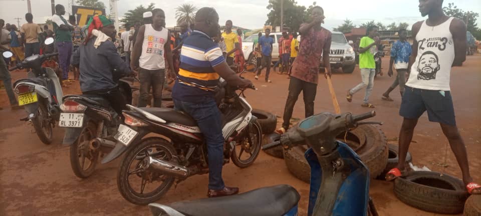 Ouagadougou/Coup d’État : Des manifestants barricadent des routes nationales, les esprits s’échauffent avec certains usagers 