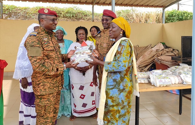 Effort de guerre : Des femmes de l’arrondissement 12 de Ouagadougou offrent des kits alimentaires aux militaires 