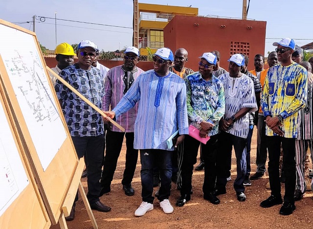 Burkina : Le ministre de l’Eau visite des réalisations de l’ONEA à Saaba et Mogtédo