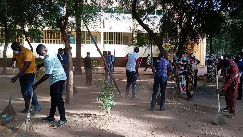 Burkina/ Salubrité : Les agents du ministère en charge des infrastructures assainissent leur département 