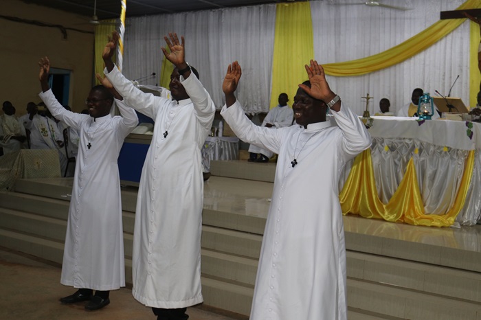 Religion : Les Frères Paul Ki, Jérôme Kobiané et Guillaume Awouto s’engagent définitivement dans la communauté des Fils de Marie Immaculée 