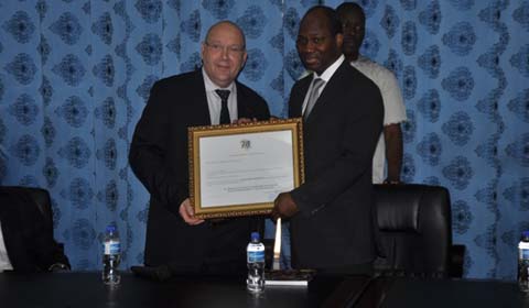 2iE : Djibril Bassolé reçoit à titre honorifique un Master en ingénierie de l’eau et de l’environnement