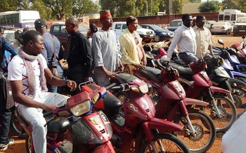 Vols d’engins à deux roues : La police nationale retrouve et restitue 33 motos 