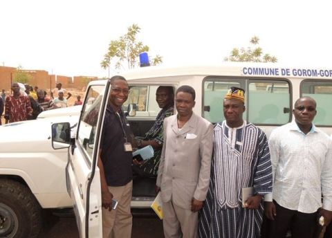 Développement communautaire : IAM GOLD Essakane SA offre l’eau courante et deux ambulances à ses voisins
