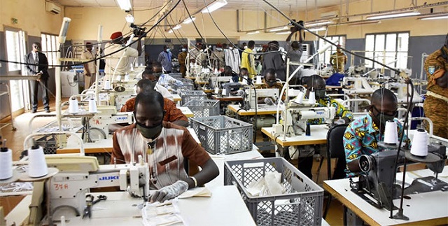 Covid-19 au Burkina : Le Premier ministre visite les unités de production de chloroquine et de masques