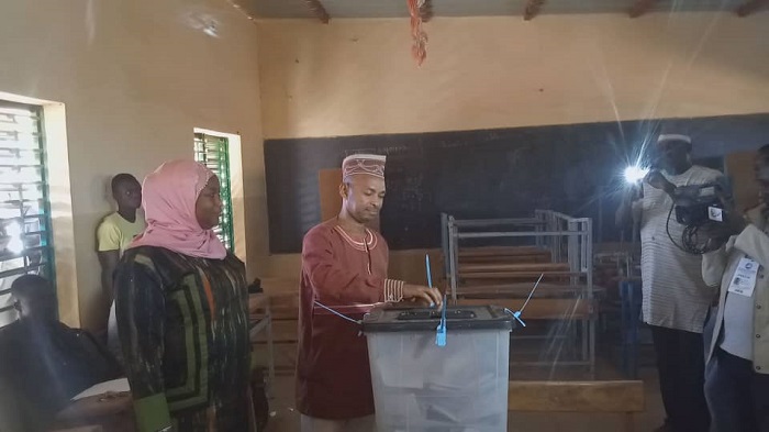 Élections couplées 2020 au Burkina : Tahirou Barry a accompli son devoir civique à l’école Nonglem