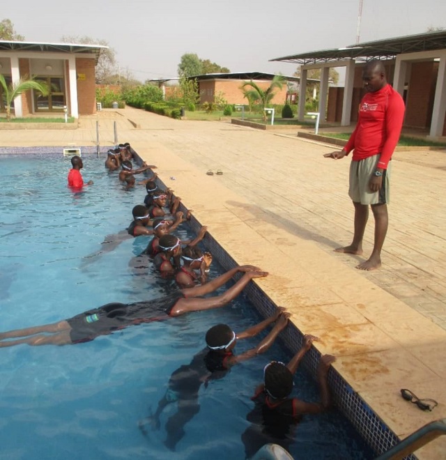 Réduction des risques de noyade :  La Croix-Rouge burkinabè forme les élèves du lycée départemental de Loumbila à la natation