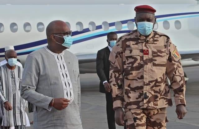 Tchad : Le président Roch Kaboré est arrivé à N’Djamena pour les obsèques du Maréchal Idriss Deby Itno
