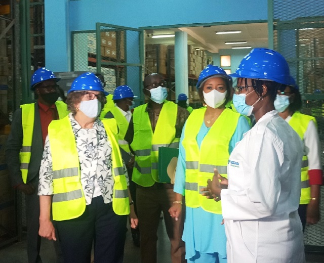 Santé : Le ministre Charlemagne Ouédraogo et l’ambassadrice des États-Unis visitent les entrepôts de la CAMEG