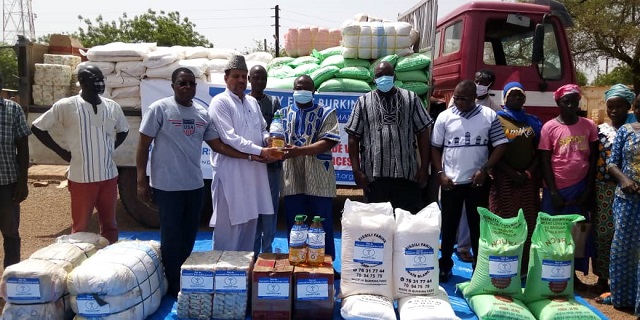 Déplacés internes au Burkina : La Communauté islamique Ahmadiyya offre des vivres et du matériel 