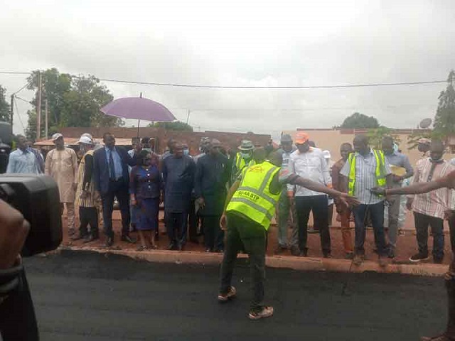 Bitumage de l’Avenue de l’insurrection populaire de Bobo-Dioulasso : Le ministre Éric Bougouma se rassure de l’avancée des travaux 