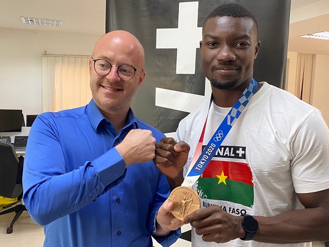 Hugues Fabrice Zango présente sa médaille à Canal+ Burkina