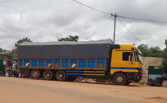 Stationnements anarchiques à Ouaga : Des habitants de l’arrondissement n°2 remontés contre les propriétaires de camions 