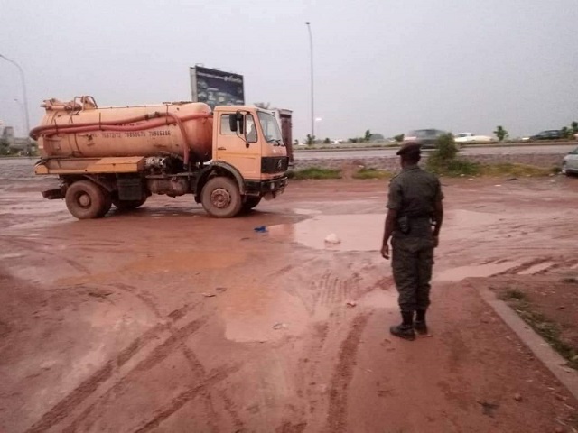 Incivisme à Ouagadougou : Un camion de vidange de fosses septiques déverse son contenu sur la voie publique