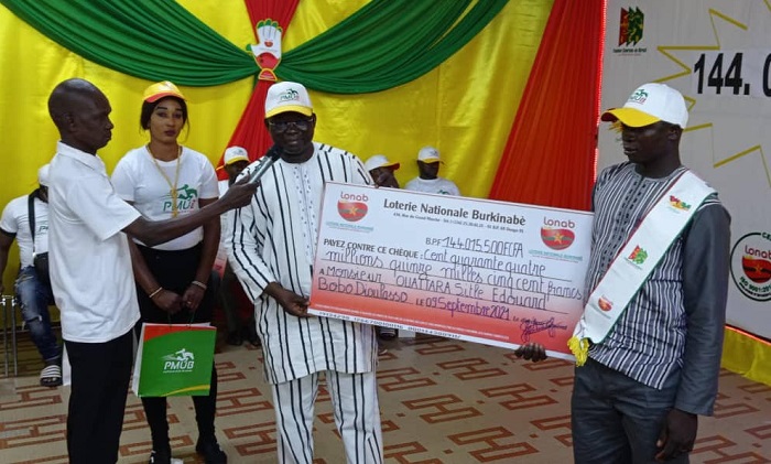 Loterie nationale burkinabè : Edouard Ouattara reçoit son super gros lot de 144 015 500 FCFA à Bobo-Dioulasso