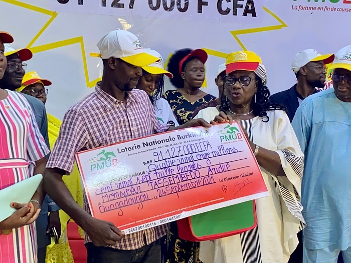 Loterie nationale burkinabè : André Tassembédo reçoit son  gros lot de plus de 91 millions de francs CFA