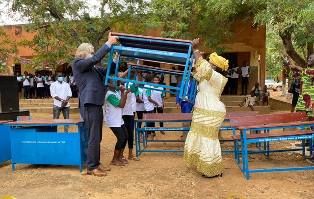 Valorisation des déchets plastiques au Burkina : 100 tables-bancs écologiques offerts au collège des jeunes filles de Loumbila