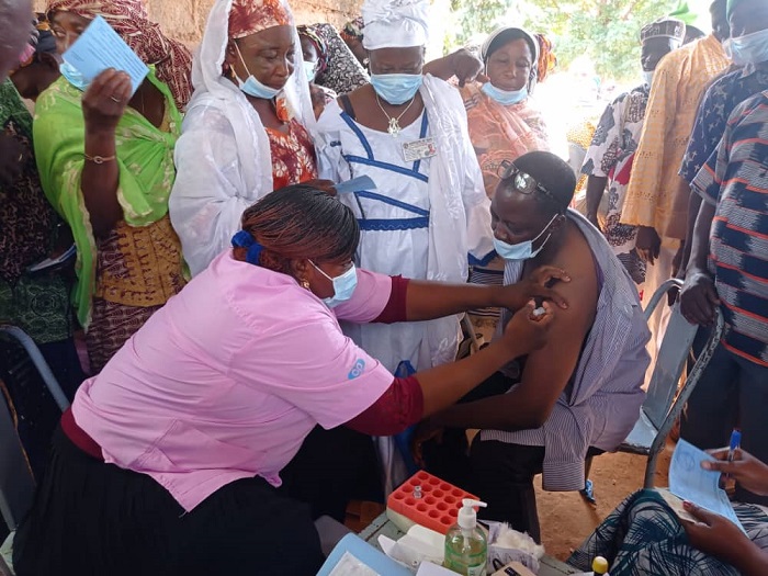 Lutte contre le Covid-19 : Les membres du réseau des tradipraticiens de santé du centre se font vacciner