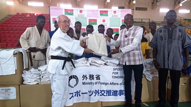 Sports : L’ambassadeur du Japon offre des kimonos à la Fédération burkinabè de judo