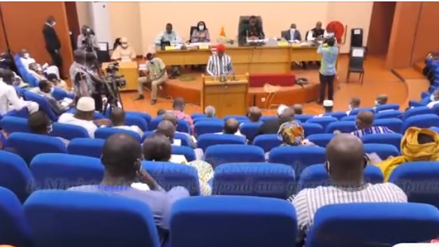 Recrutement et affectation des médecins au Burkina : Charlemagne Ouédraogo s’explique devant le parlement