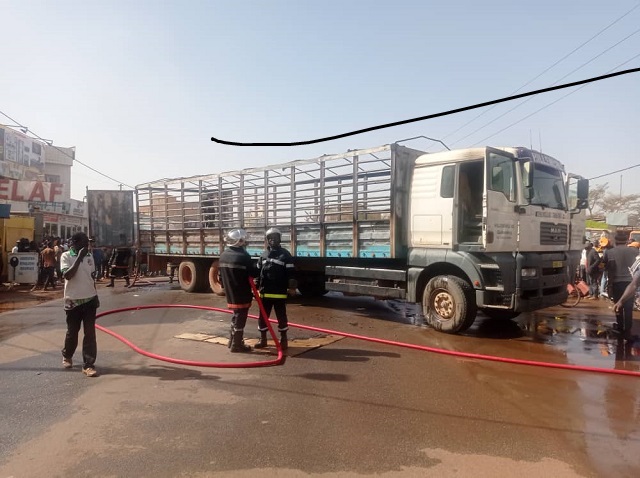 Ouagadougou : Un camion de dix tonnes s’enflamme, une femme se casse le bras