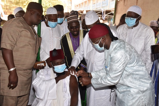 Covid-19 au Burkina : Le ministre de la Santé prêche les bienfaits de la vaccination à la grande mosquée de Ouagadougou 