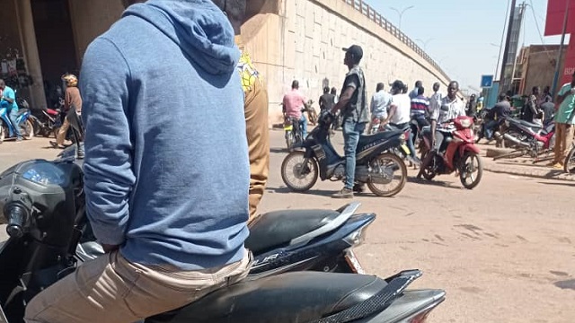 Burkina/Ouagadougou :  Réunis près de l’échangeur de l’Ouest, des manifestants expriment leur soutien à l’armée