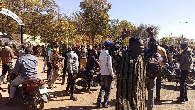 Burkina : Chaude ambiance devant le siège de la RTB avant l’annonce officielle du coup d’Etat