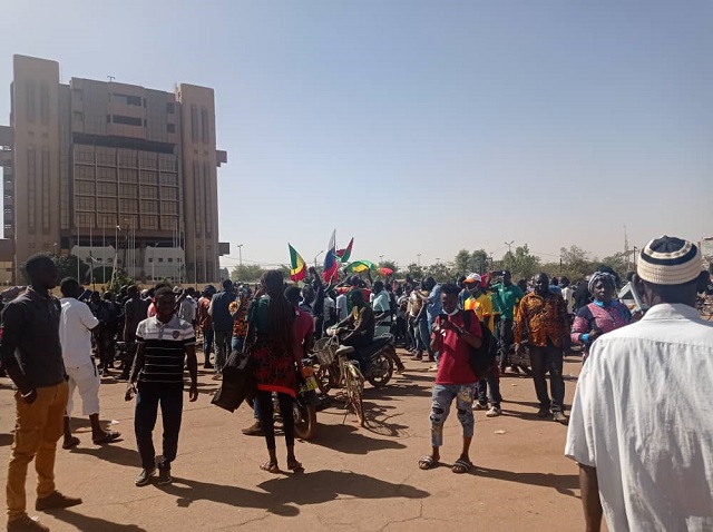 Coup d’Etat au Burkina Faso : Des citoyens en liesse à la place de la nation de Ouagadougou