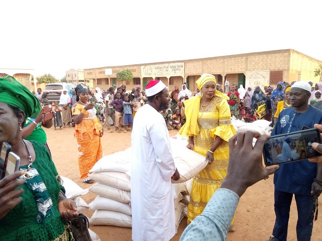 Aide aux déplacés internes de Yagma : Safiatou Lopez fait don de six tonnes de riz 