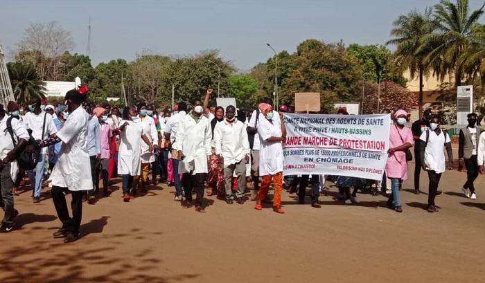 Bobo-Dioulasso : Des agents de santé formés à titre privé plaident pour la « valorisation de leurs diplômes »