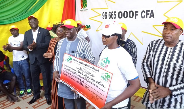 Loterie nationale burkinabè : Une parieuse reçoit un chèque de plus de 96 millions de FCFA à Bobo-Dioulasso