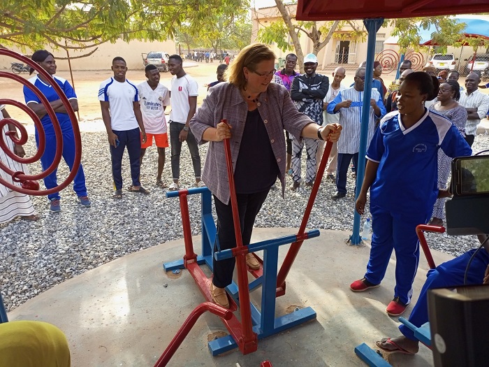 Burkina : L’Institut des sciences du sport aide les tisseuses de Ouagadougou à soigner les pathologies liées à leur métier