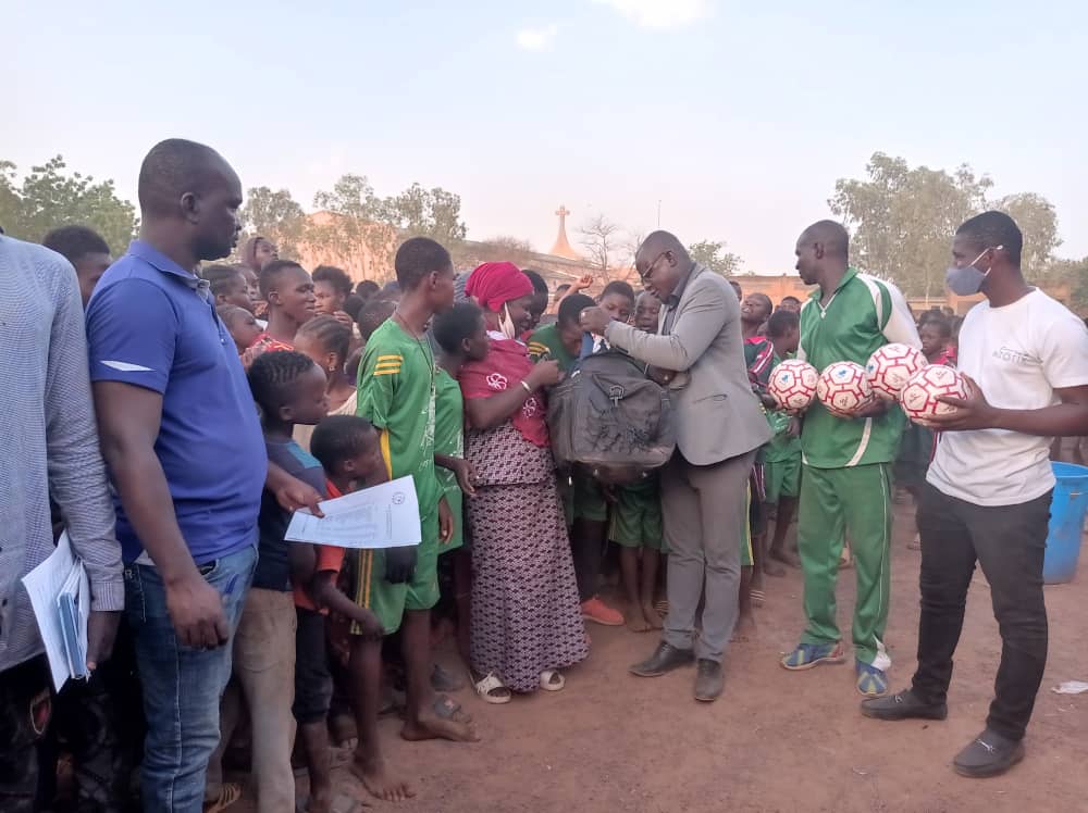 Éducation : 360 développement au Burkina offre du matériel sportif à une vingtaine d’écoles et du matériel de protection au personnel