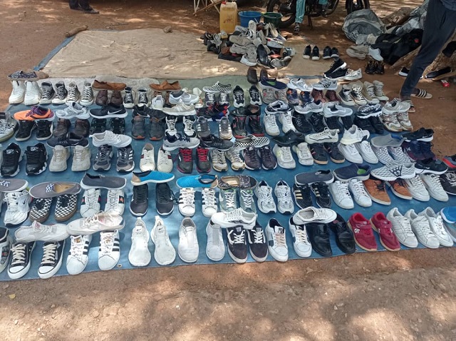 Pô au Burkina : La vente de chaussures de seconde main, une activité en plein essor  