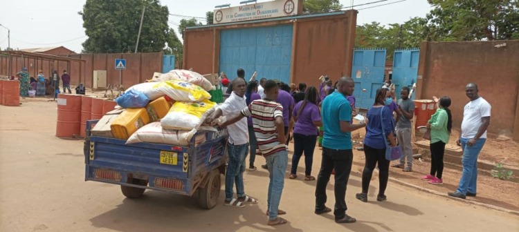 Burkina Faso : Le collectif  des natifs du mois d’avril offre des vivres aux prisonniers de la MACO