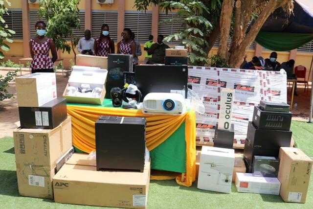Digitalisation au Burkina : Du matériel informatique remis à quatre universités 