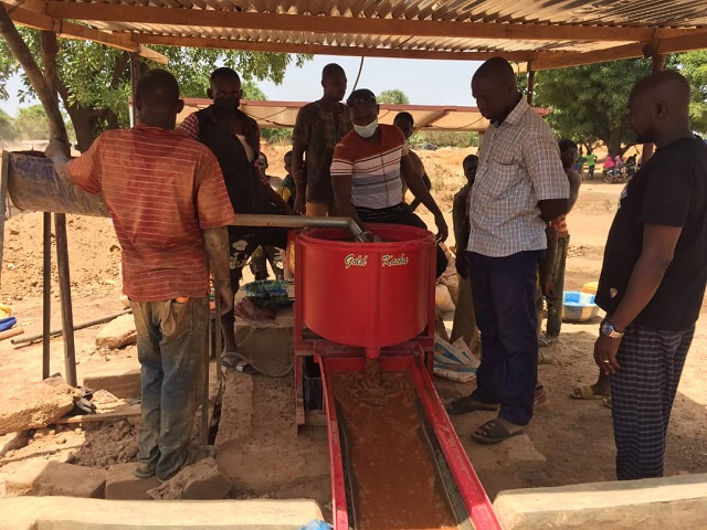 Traitement du minerai au Burkina : Le consortium Eau vive internationale et l’Agence de l’eau des Cascades et du Mouhoun dote les orpailleurs de Poura de la nouvelle technologie 