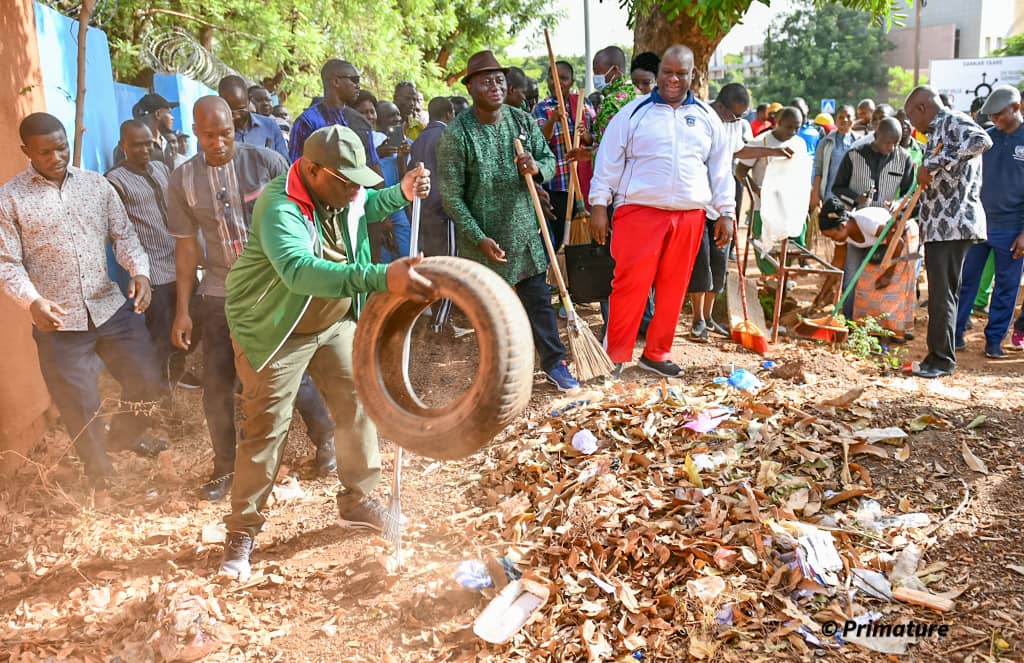Opération mana-mana : « Si nous collectons nos ordures physiques, nous pourrons collecter nos ordures morales », foi du Premier ministre Albert Ouédraogo 