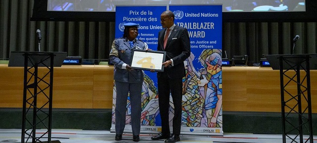 Maintien de la paix : Téné Maïmouna Zoungrana récompensée par l’ONU pour son rôle de pionnière en tant qu’agent pénitentiaire au sein de la MINUSCA