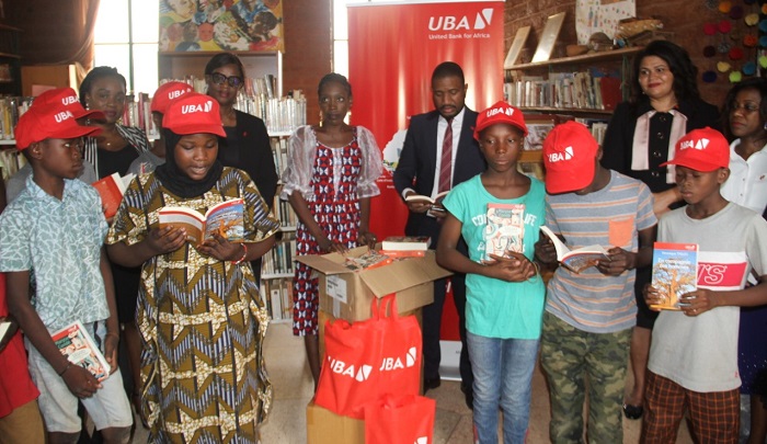 Journée internationale de l’enfant africain : La fondation UBA offre 200 livres à une bibliothèque communautaire au Burkina 