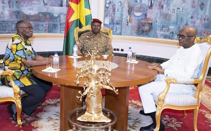 Situation nationale : Le Président Damiba échange avec les anciens Chefs d’Etat Roch Kaboré et Jean-Baptiste Ouédraogo