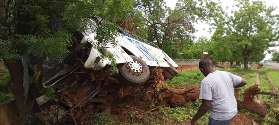 Axe Bobo-Dioulasso/Dédougou : Un car de transport en commun termine sa course dans des arbres et fait des blessés légers