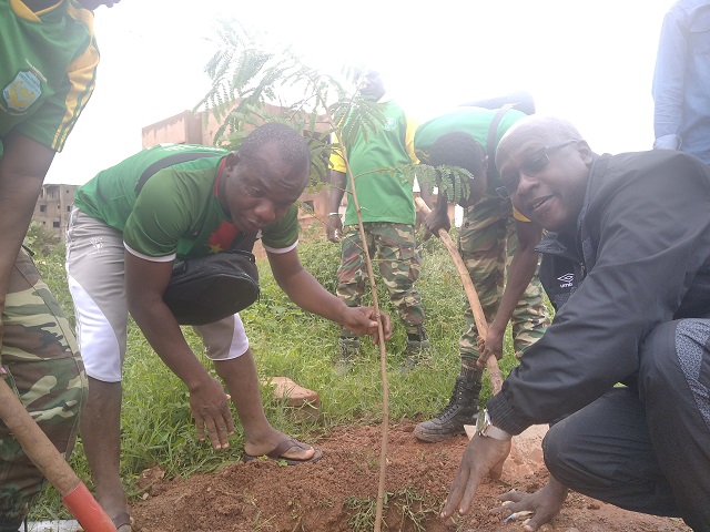 Reboisement : Les résidents de la cité Asecna Sonatur Ouaga 2000 mettent en terre leurs premiers plants