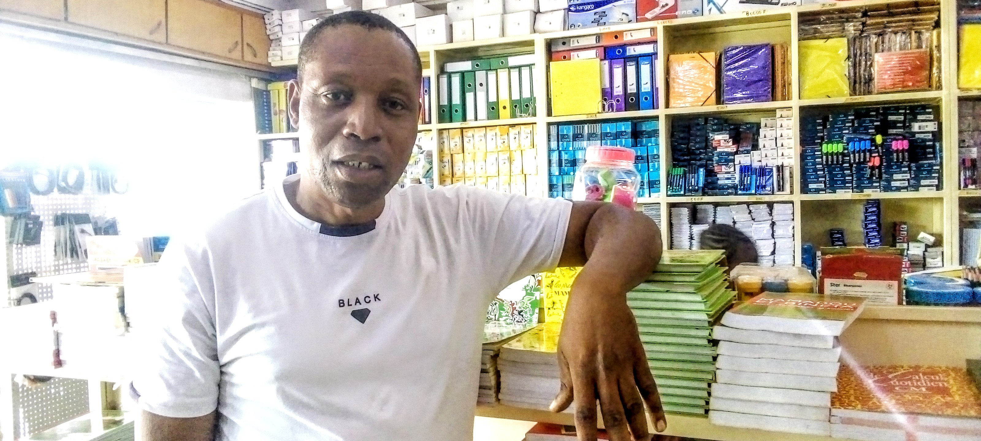 Vente de livres au Burkina : « Librairies conventionnelles et librairies par terre ne sont pas toujours rivales »