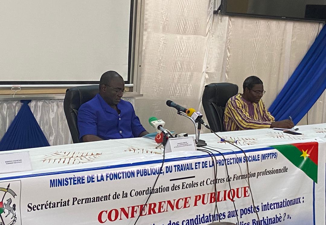 Fonction publique au Burkina : Une conférence publique pour susciter l’intérêt  pour les postes à l’international.