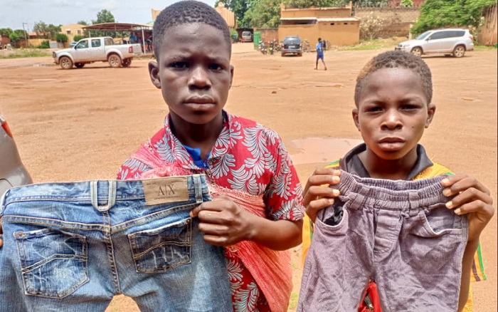 Job de vacances : Sabané et Aboubacar préparent leur rentrée scolaire à travers la vente de friperie
