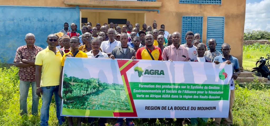 Prise en compte des aspects environnementaux, de santé, de Sécurité et de changement climatique : AGRA forme plus de 200 producteurs dans la Boucle du Mouhoun