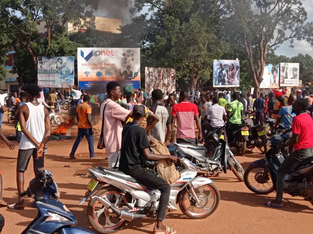 Coup d’Etat du 30 septembre au Burkina : A Bobo-Dioulasso, des citoyens, inquiets, suivent l’évolution des événements