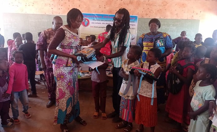 Éducation au Burkina : L’association African child project  de Téma-Bokin  offre des kits scolaires à des élèves déplacés internes 